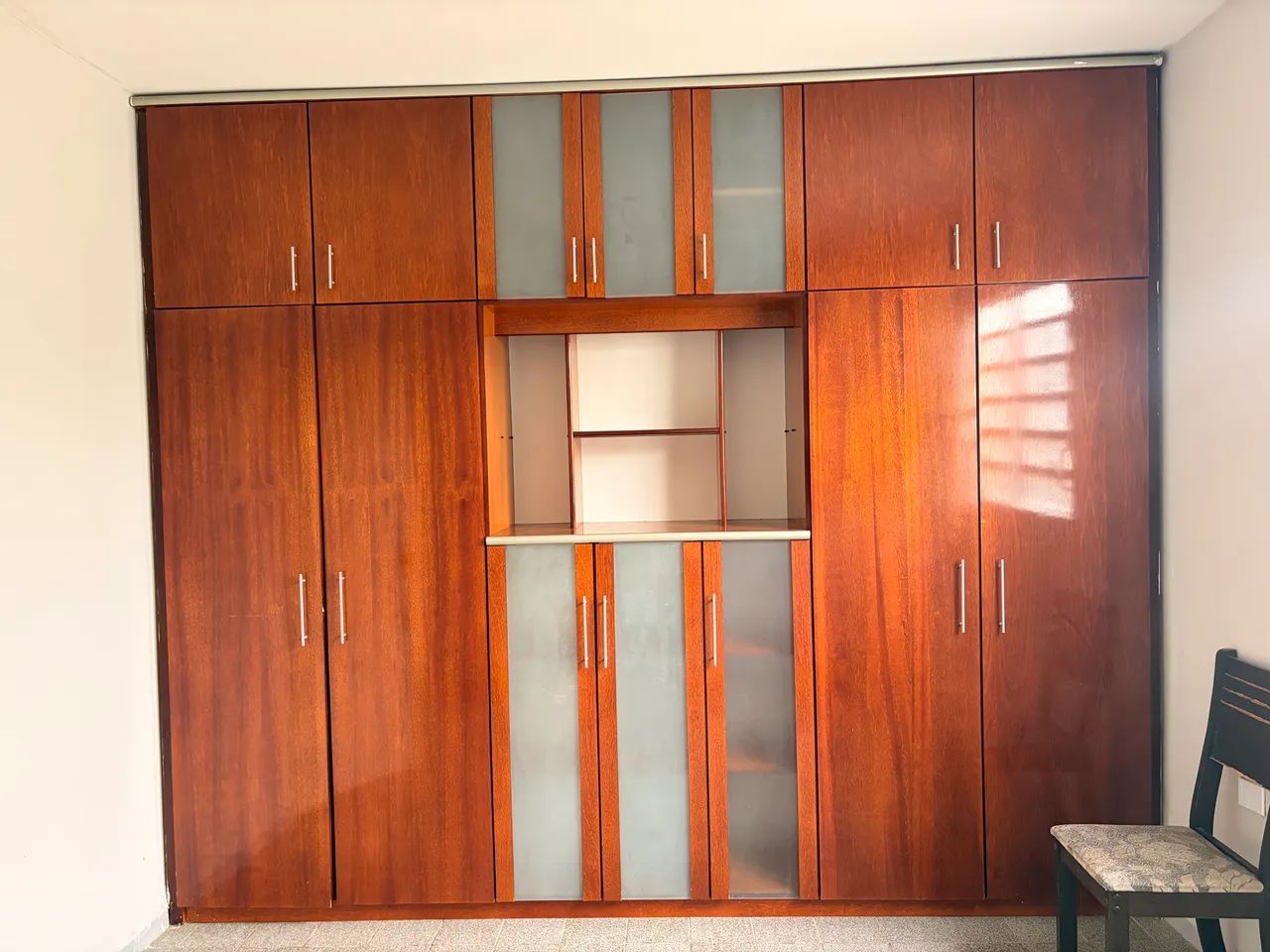 Guarda roupa de madeira maciça 3,35m x 2,75m - Foto 2