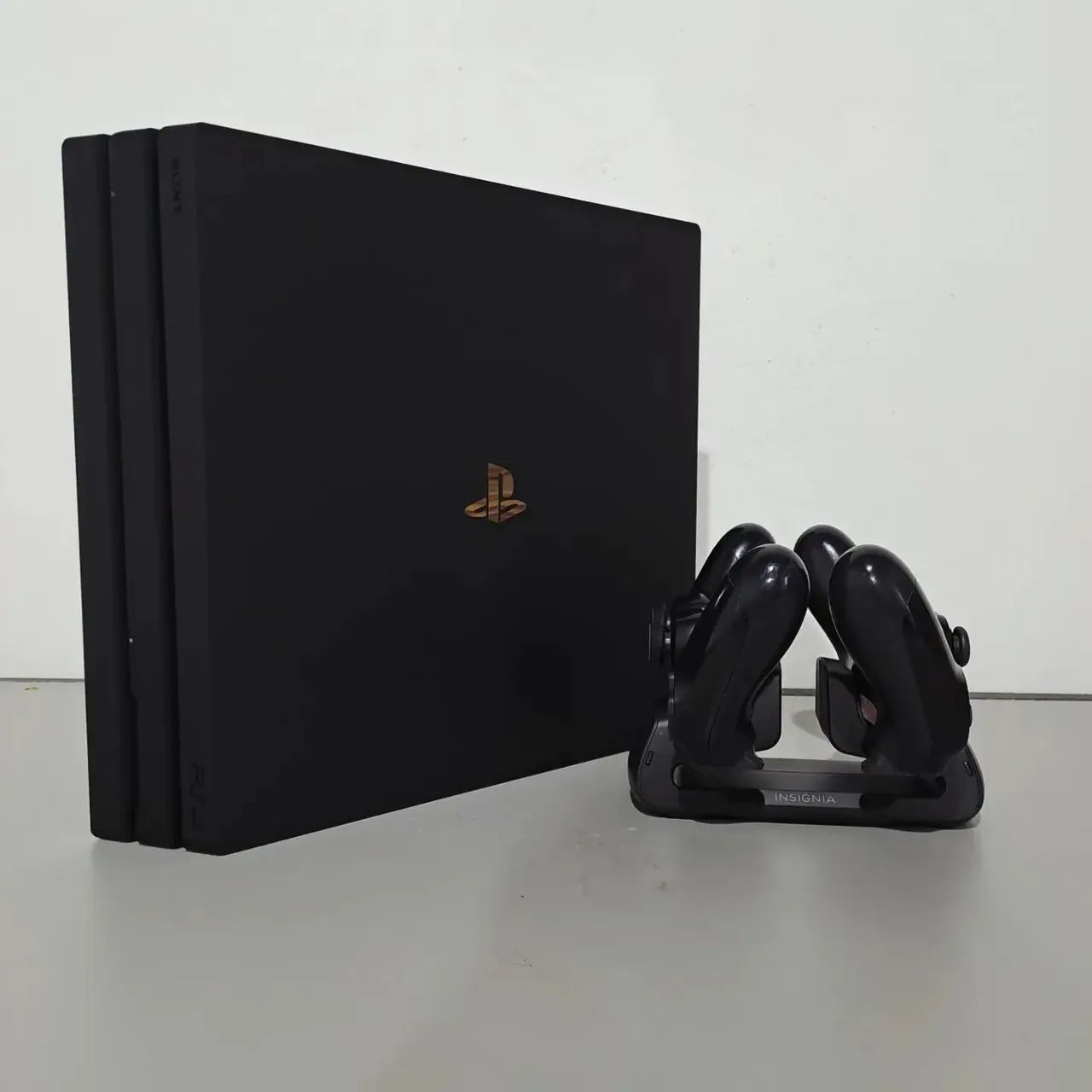 PS4 Pro 1TB com 2 controles originais e base de carregamento - SOMOS E-COMMERCE  - Foto 2
