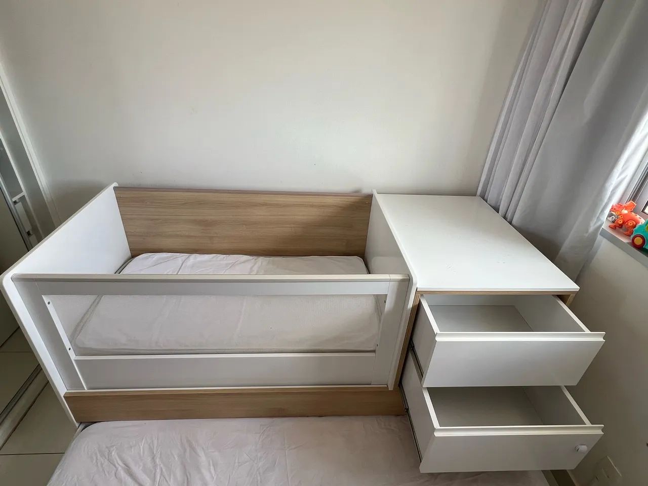 Berço Multifuncional com Cama Auxiliar Sol e Mar com Colchões e Cômoda  - Foto 3