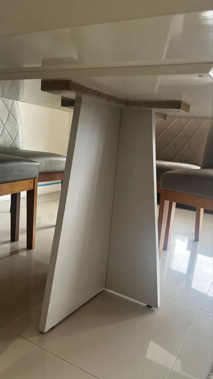 Mesa com tampo de vidro, para 8 lugares. 