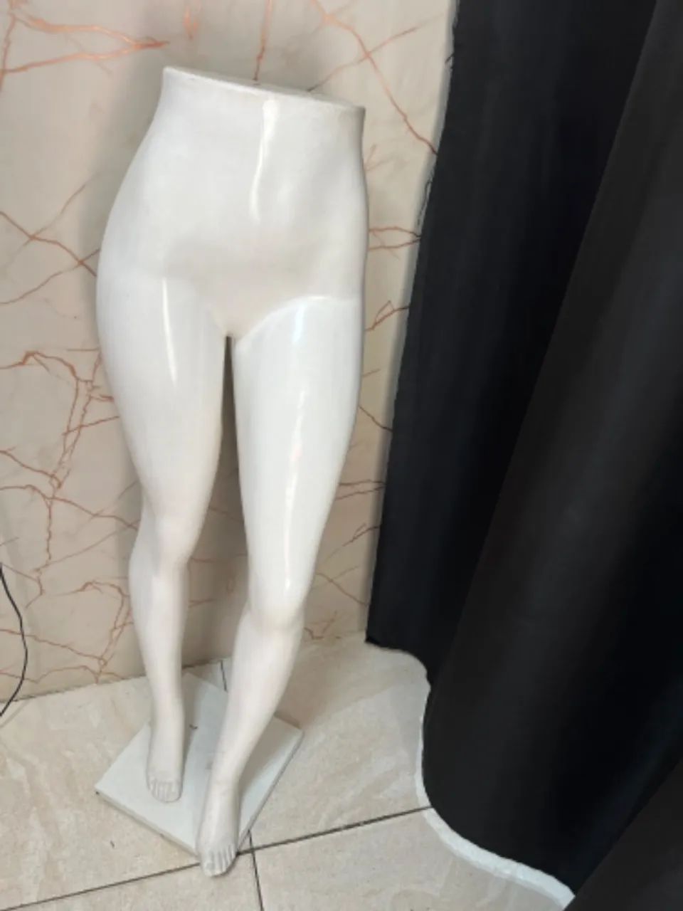 MANEQUIM (expositor) de calça, saia ou short USADO