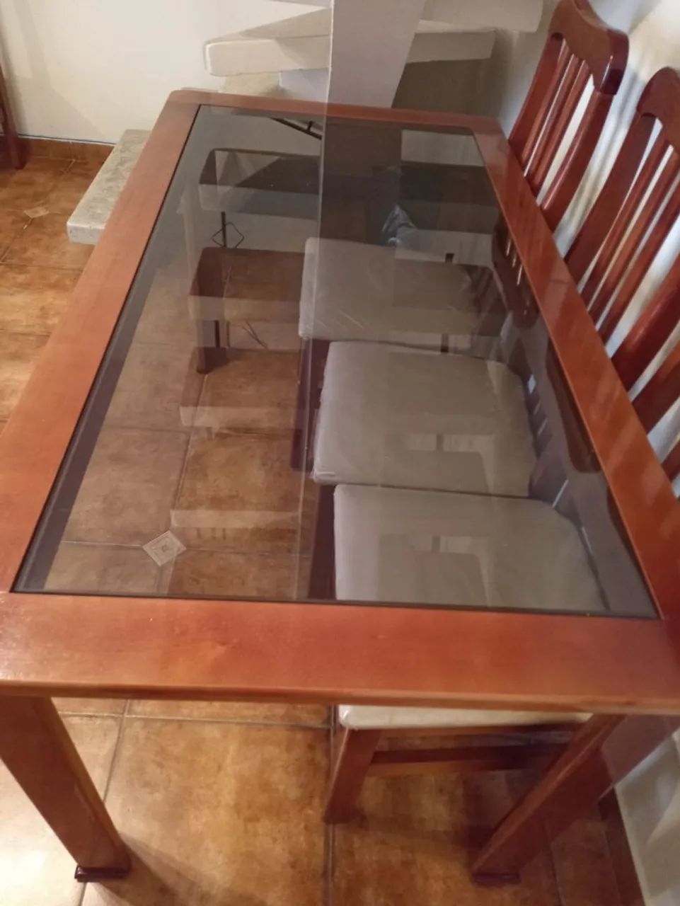 Mesa com tampa de vidro e 6 cadeiras SEMINOVA! - Foto 2