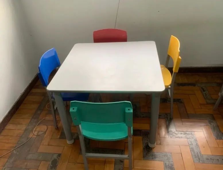 Conjunto de mesa infantil e cadeirinhas super conservado.  - Foto 3