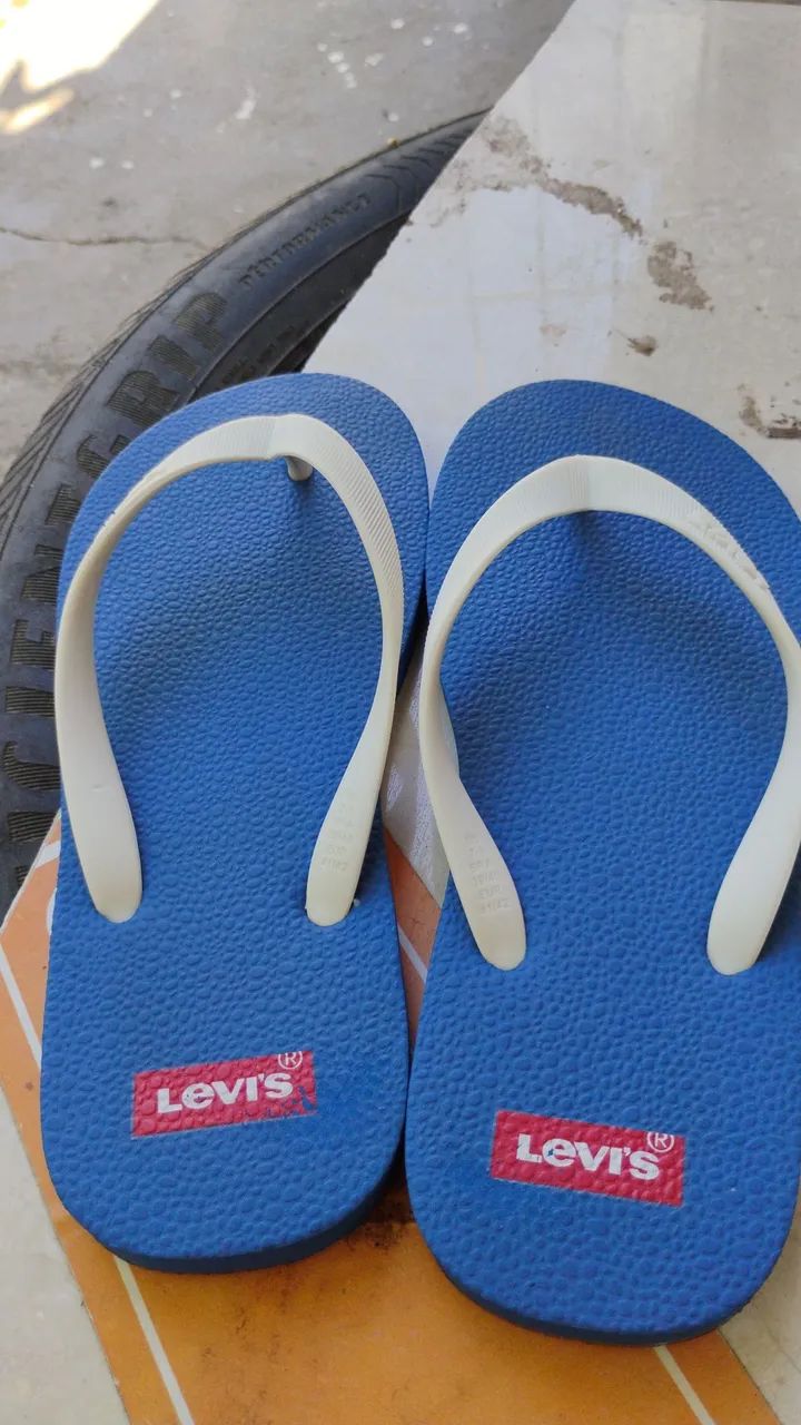 Chinelo Levis 