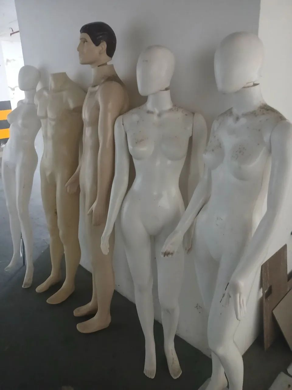 5 Manequins completos 2 masculinos e 3 femininos em branco e beje