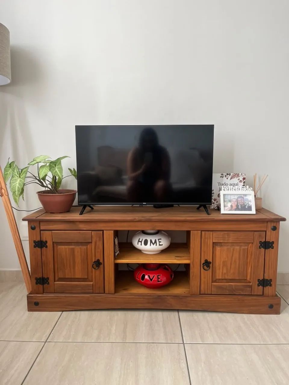 Rack TV com 2 Portas e 2 Nichos de Madeira