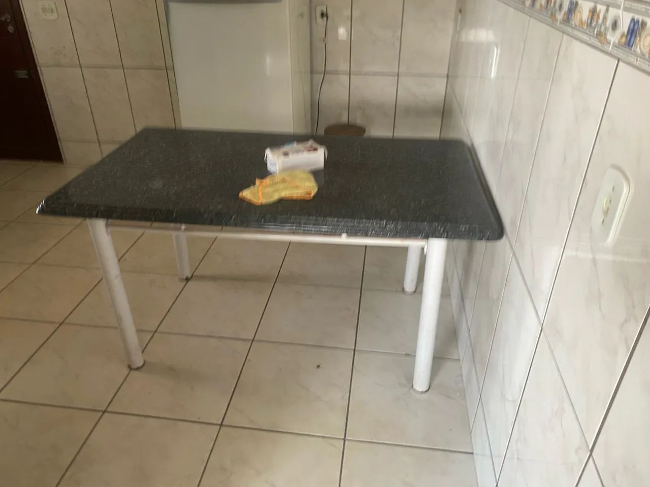 Mesa de cozinha sem cadeira