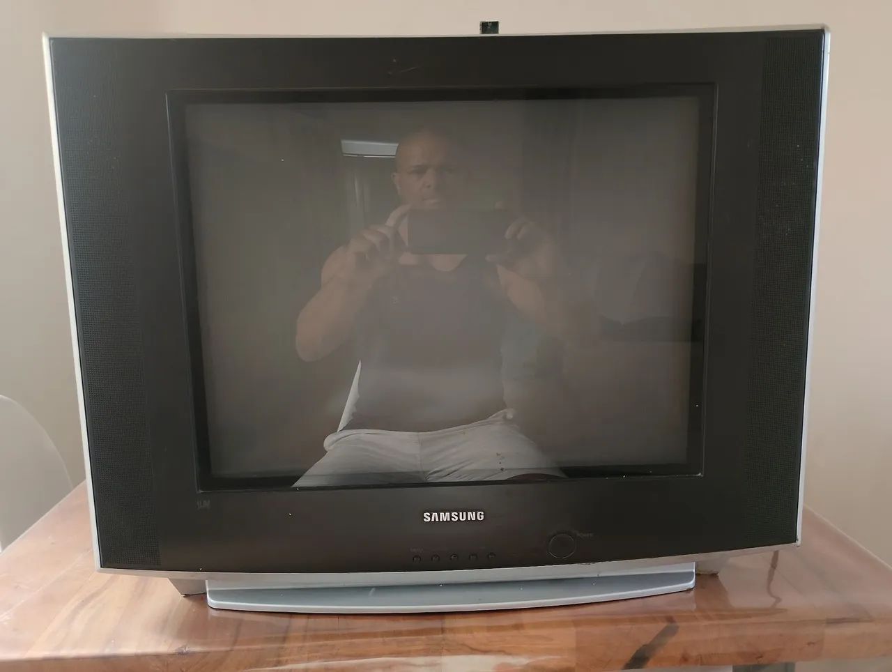 Tv de Tubo Samsung 21 Polegadas Ultra Slim 