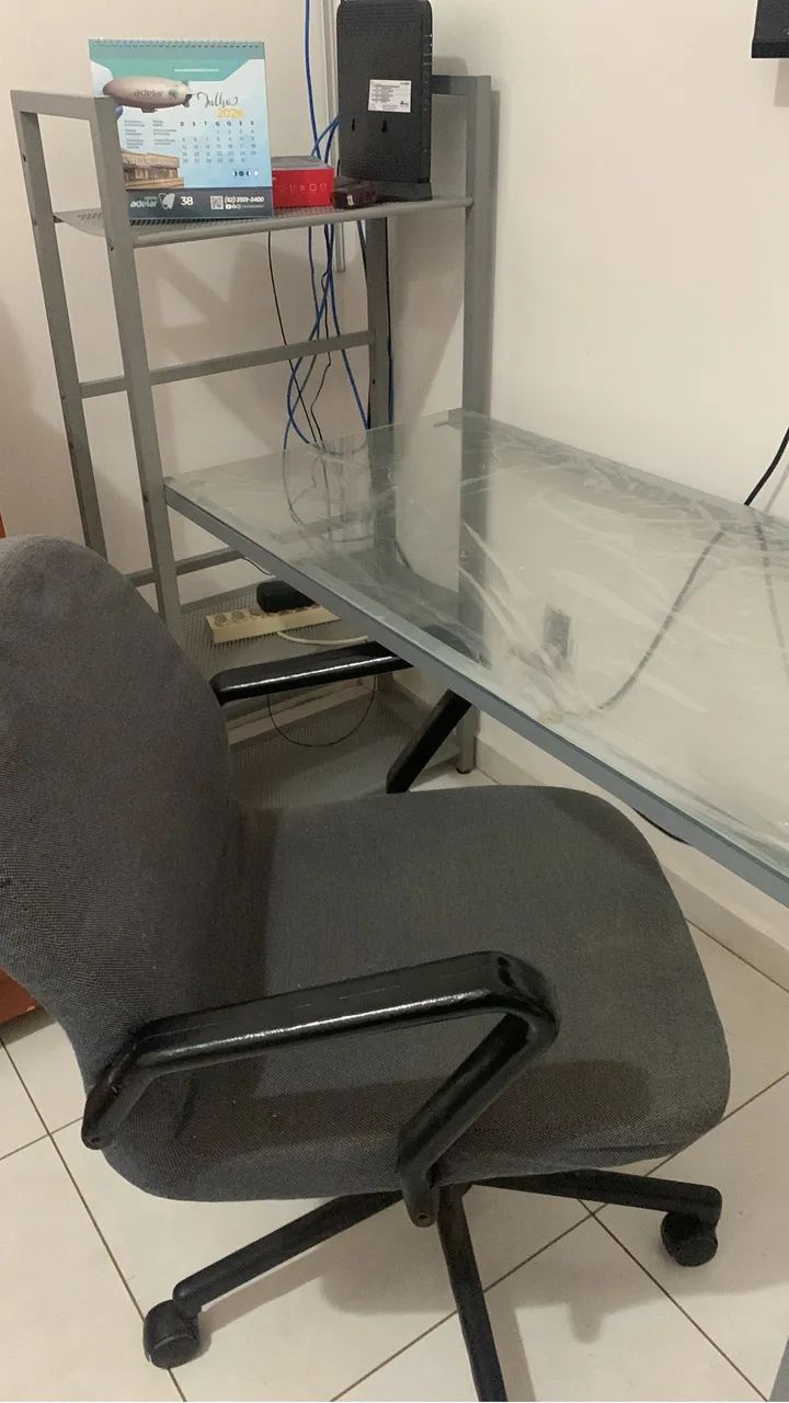 Mesa de escritório e cadeira