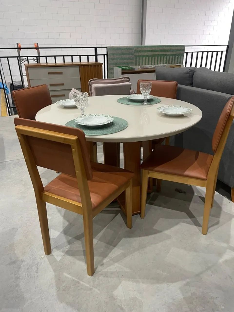 MESA EM MADEIRA COM 4 CADEIRAS (NOVA)