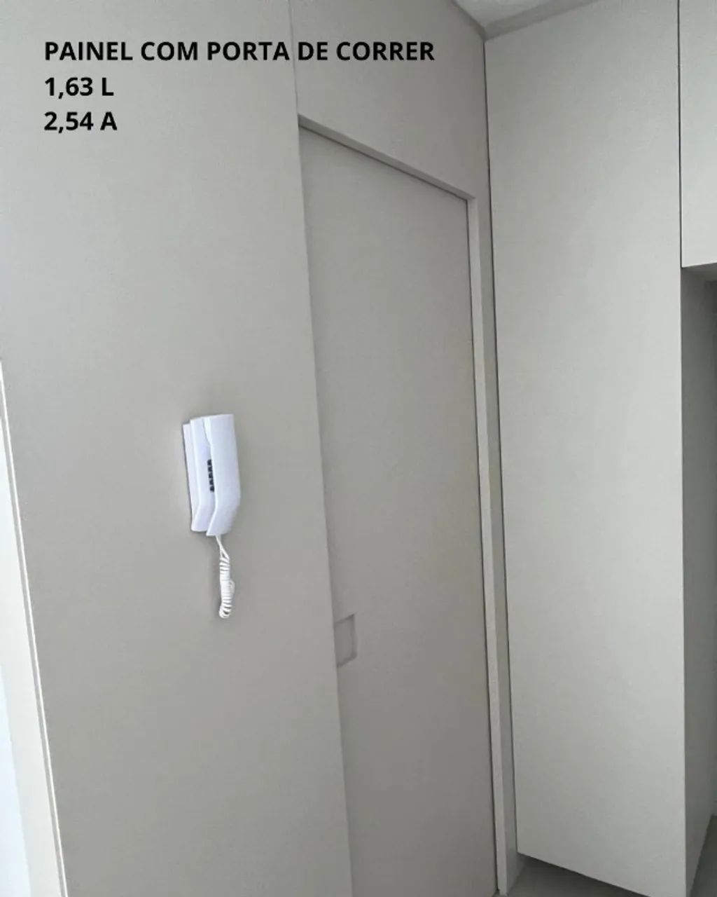 Painel em MDF com porta de correr embutida.