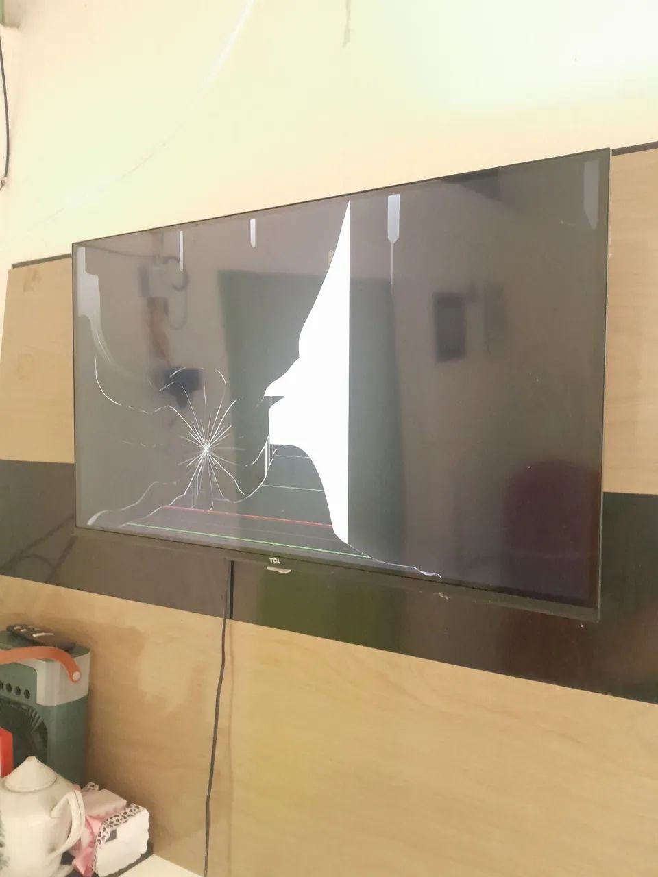 Televisão smart 32 polegada quebrada para aproveitar os componentes áudio funcionando - Foto 3