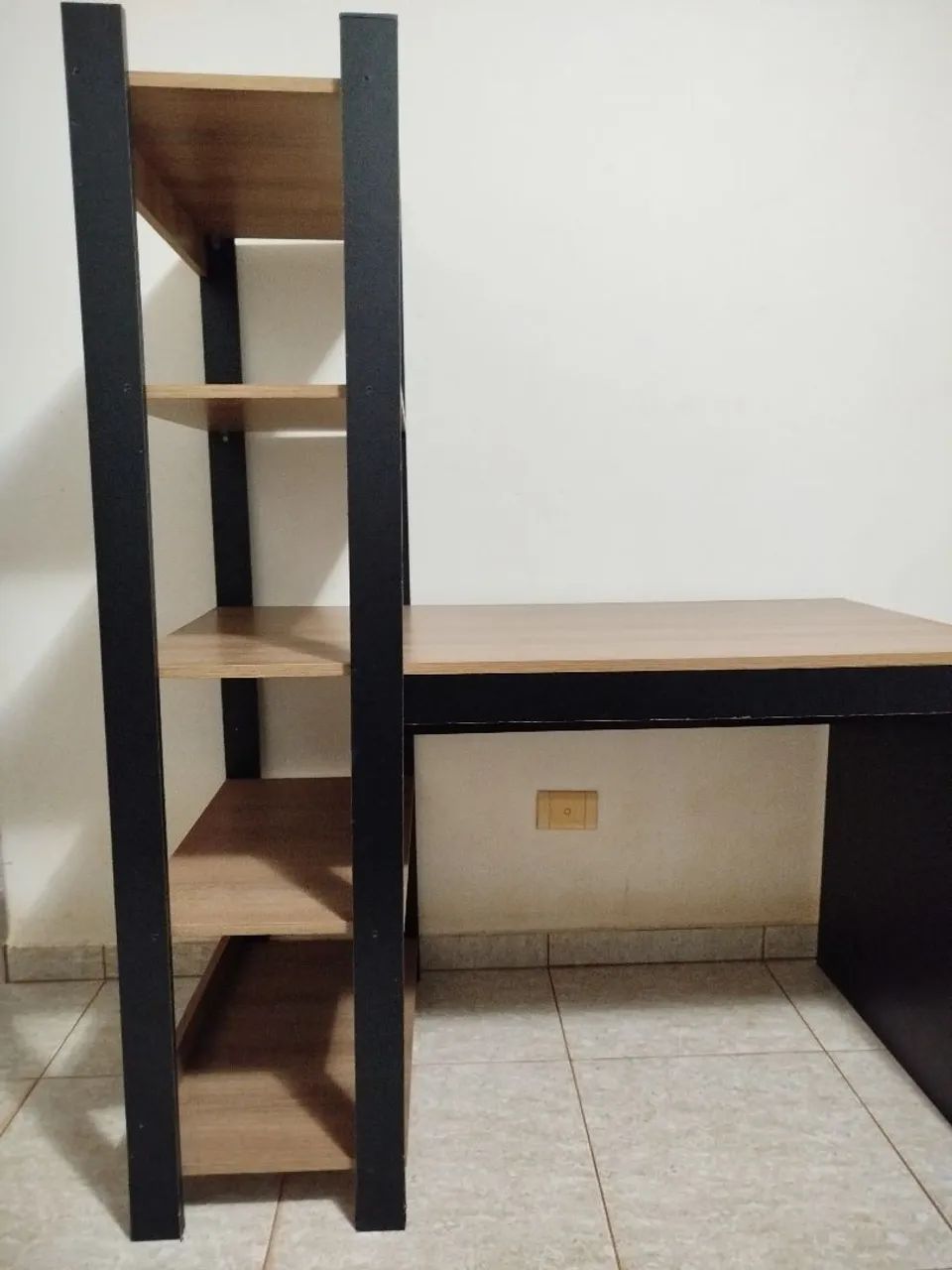 Escrivaninha com estante