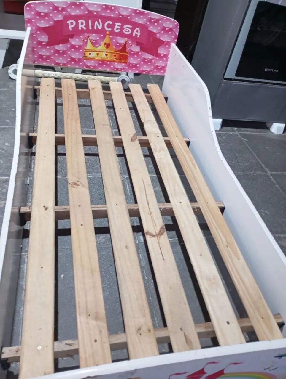 mini cama sem colchão com marcas de uso - Foto 2