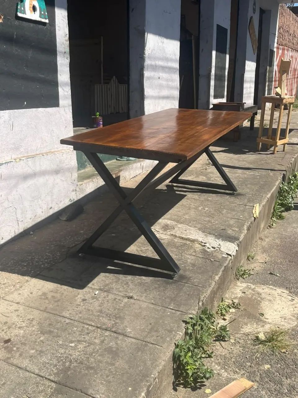Mesa de madeira e base de metal estilo industrial  - Foto 4