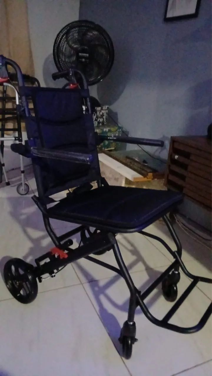 Cadeira de rodas multiuso 