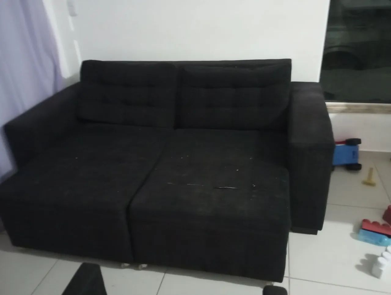 Sofá retrátil preto 3 lugares - Foto 3