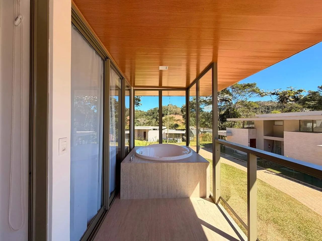 Exclusividade e Sofisticação em Meio à Natureza com Varanda com Spa - Foto 2
