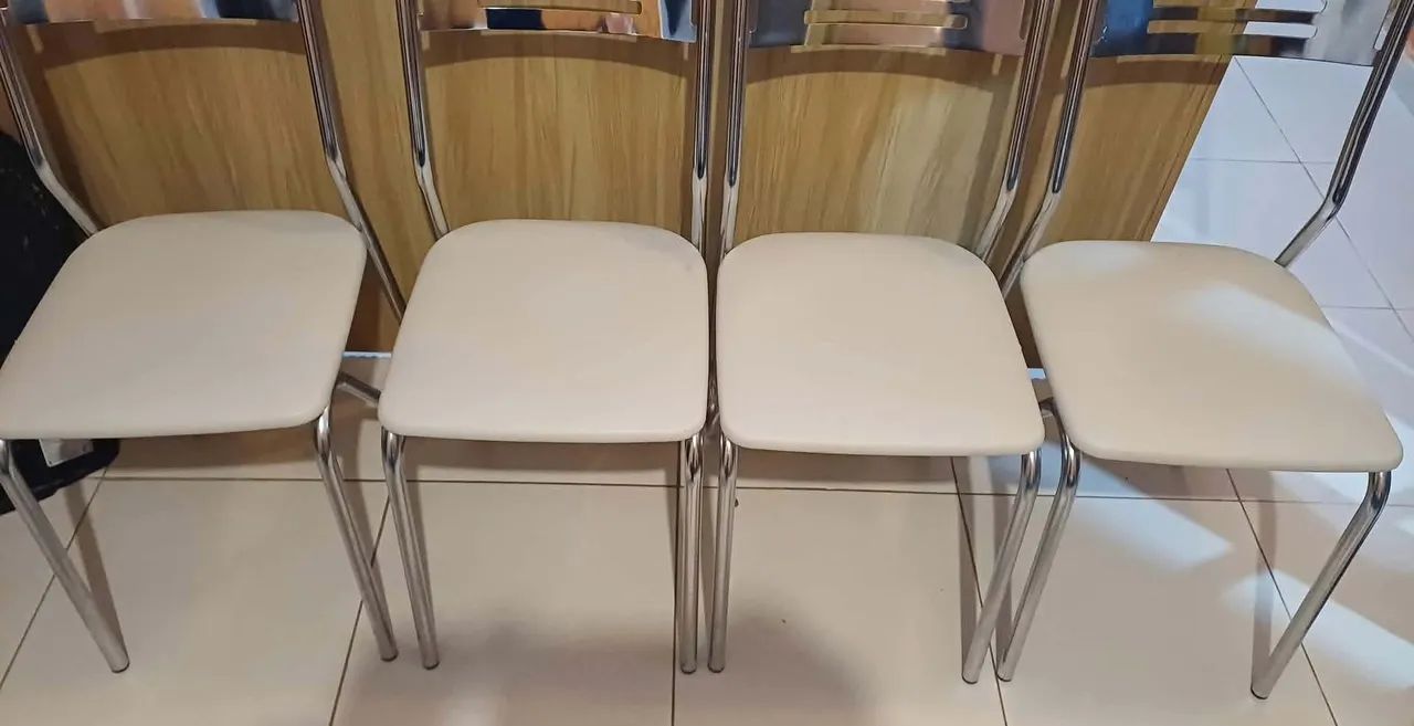 Mesa tampo de vidro quadrada com 4 cadeiras estofadas  - Foto 3