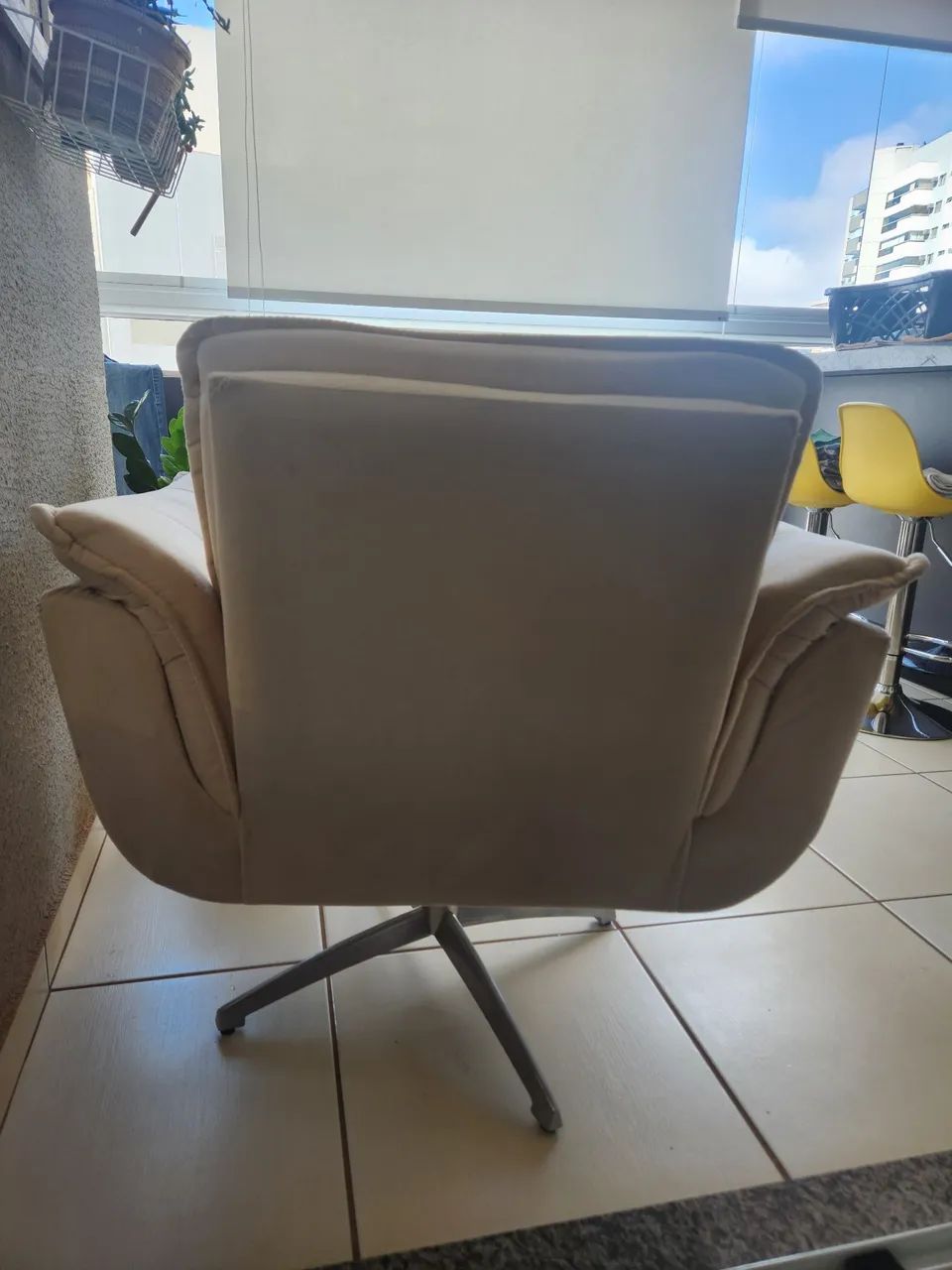 Poltrona macia e bem cuidada. Amamentação,  decoração,  escritório,  consultório  - Foto 2