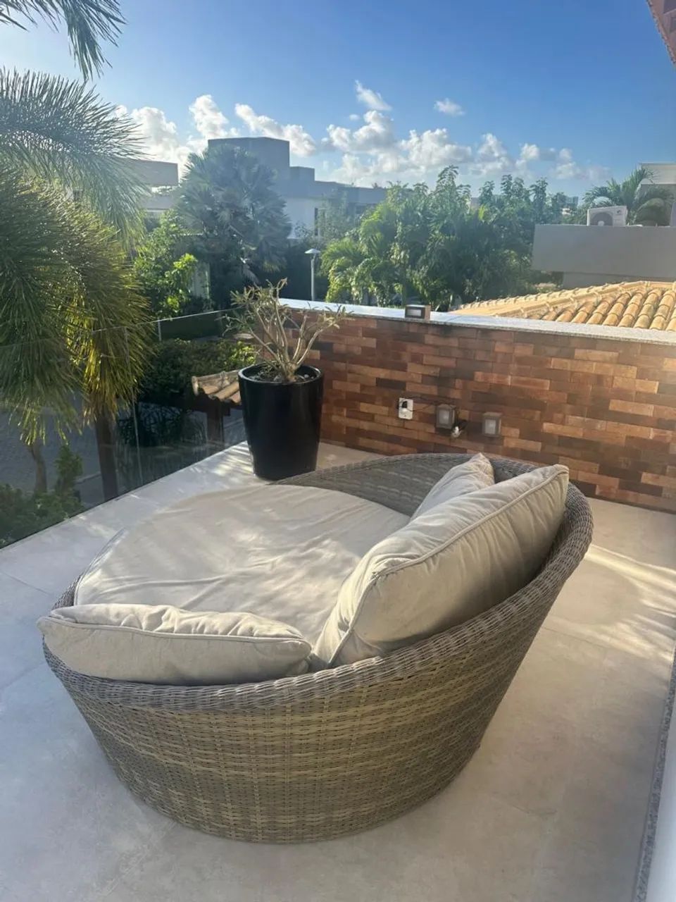 chaise / daybed redonda em fibra sintética trançada, com colchonete e almofadas - Foto 2