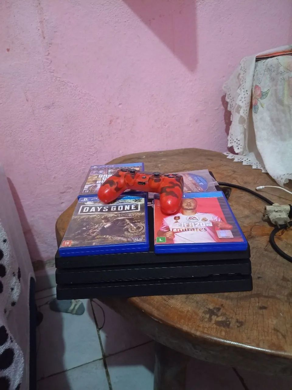 Vende se ou troca PS4 pro em iPhone  - Foto 2