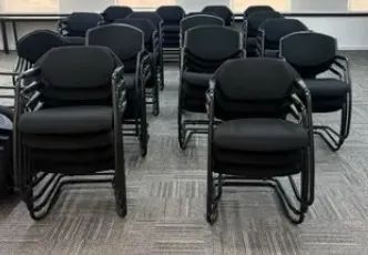 Cadeira Fixa reforçada e empilhável   