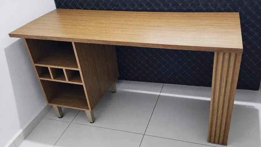 Bancada com prateleiras e nichos 