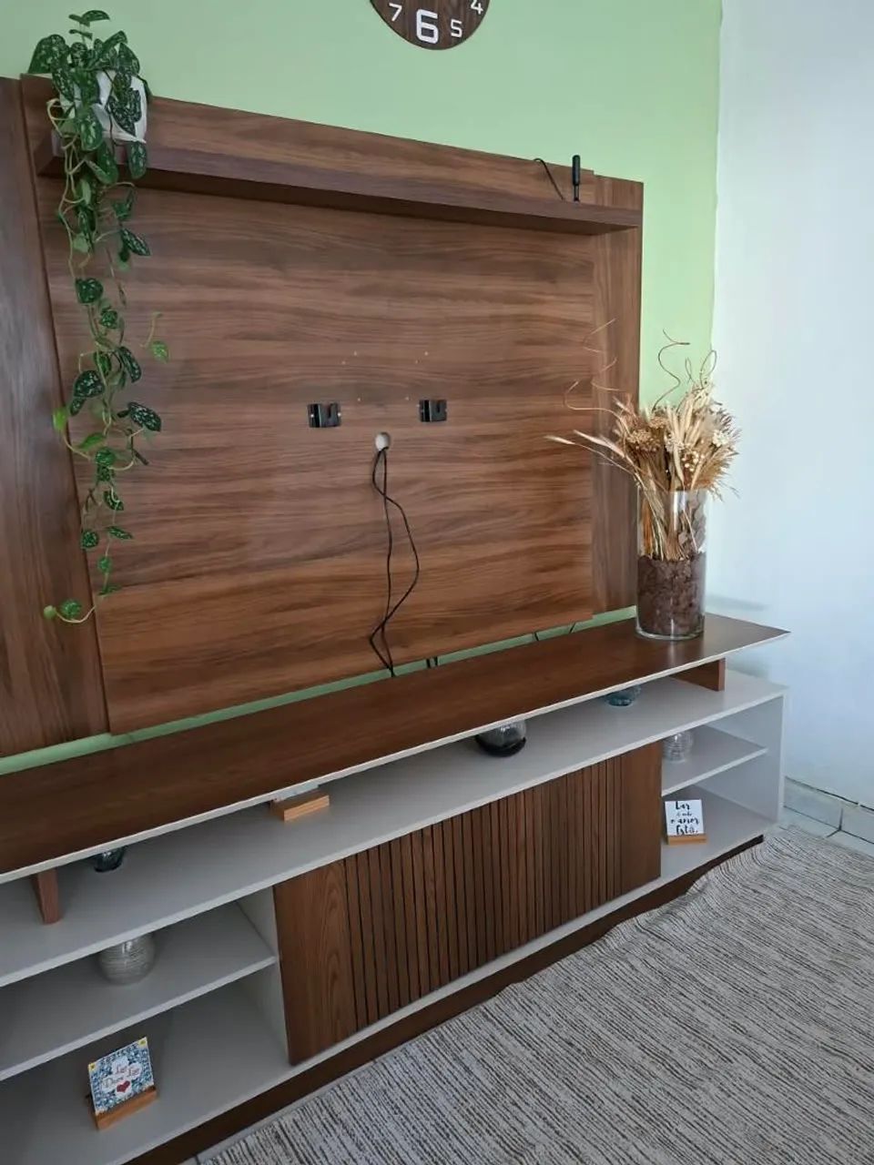 Rack com painel em madeira off white com freijó  - Foto 2