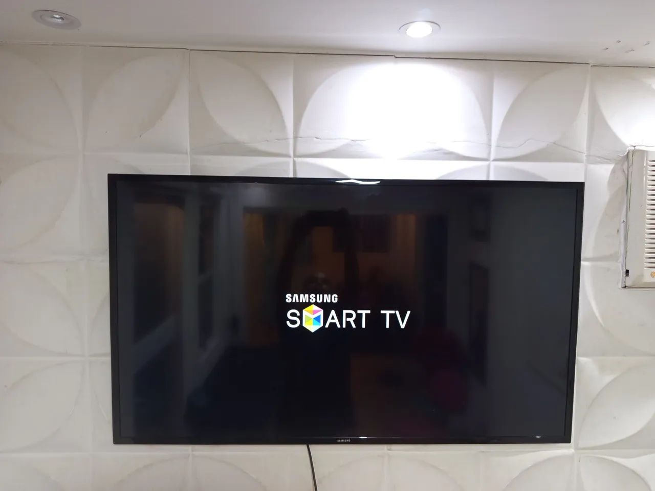 Vendo TV Samsung smart wi-fi 48 polegadas está com detalhe 