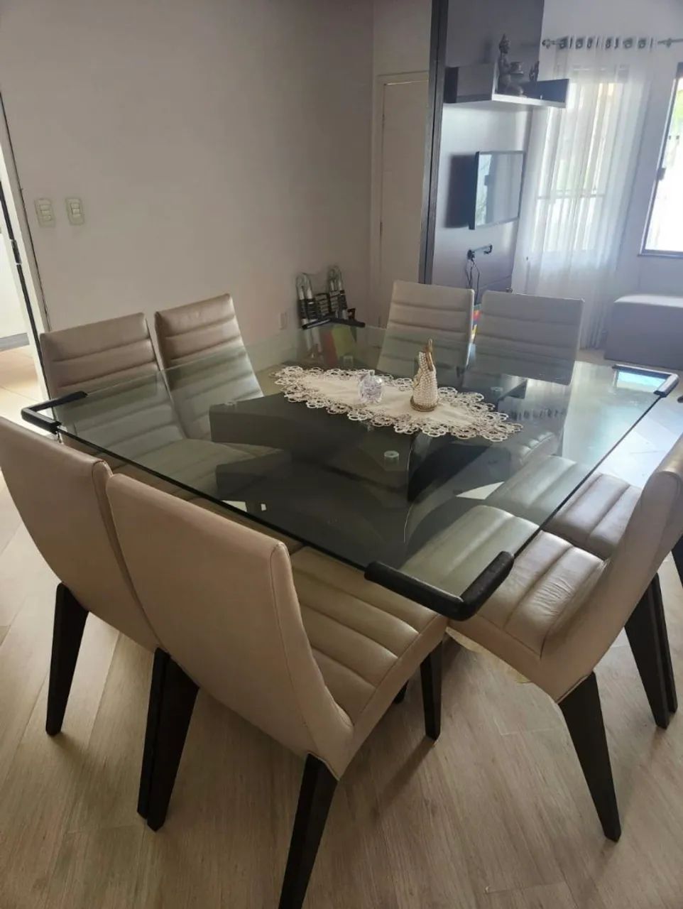 Vendo conjunto mesa jantar com tampo de vidro e com 8 cadeiras - Foto 2