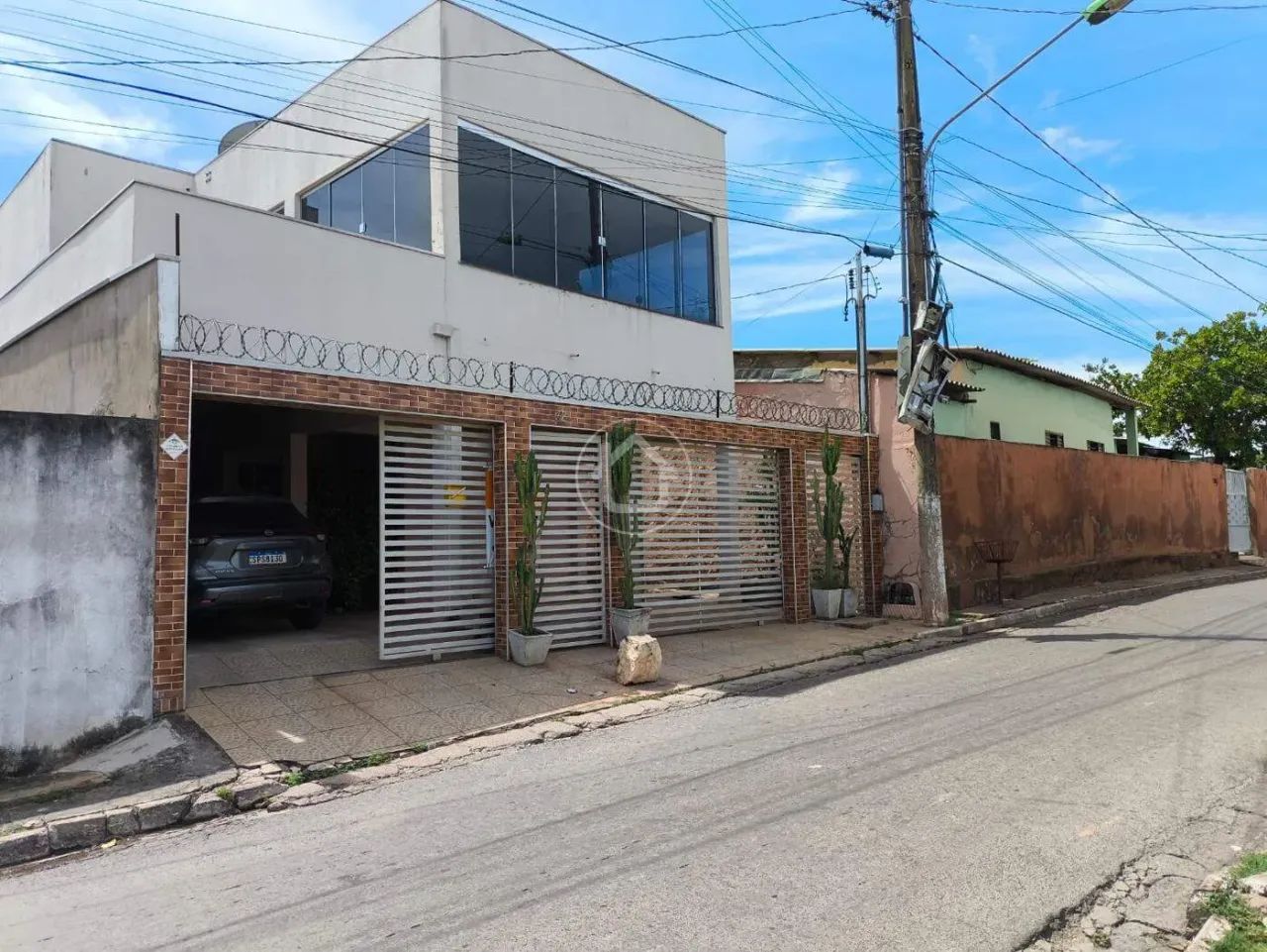 SOBRADO 4 QUARTOS SENDO 3 SUITES E 1 BANHEIRO SOCI - Foto 2