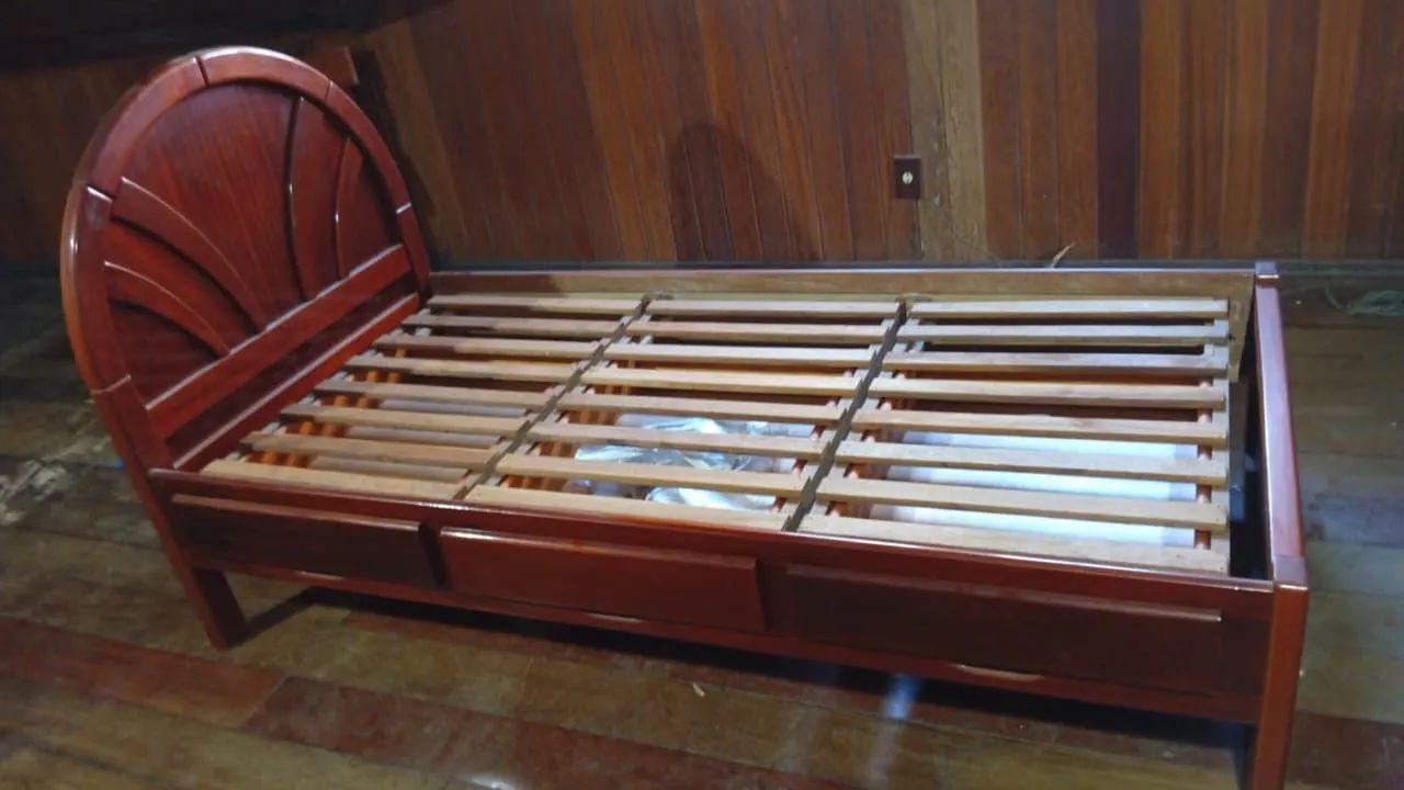 Cama de solteiro madeira mácica em bom estado. 