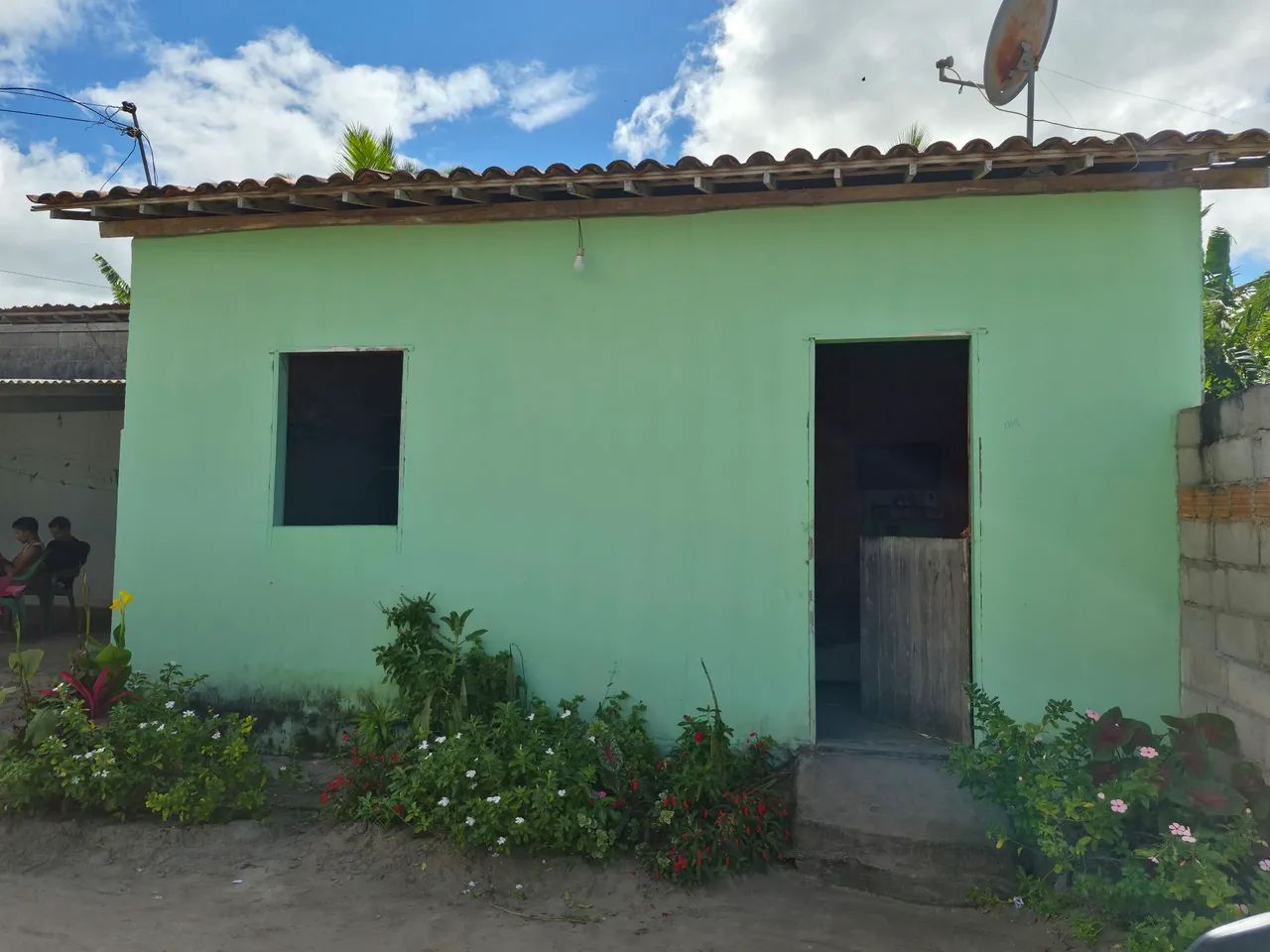 Casa com terreno/quintal murado ao lado 
