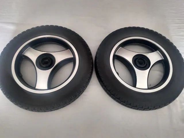  Par de Rodas Traseira Com Pneus  Maciço ( semi novas )