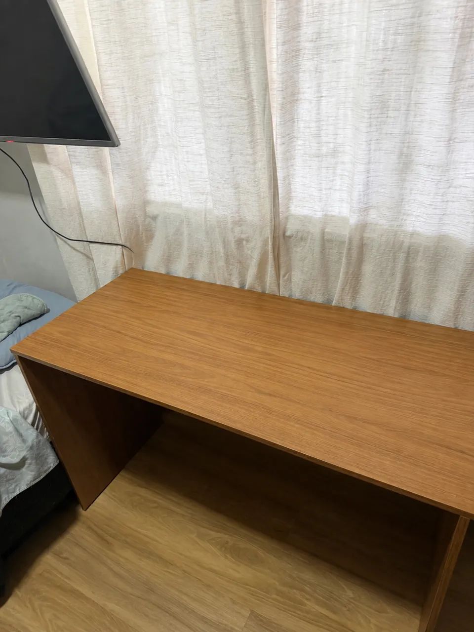 Mesa Escrivaninha de Madeira - Espaçosa e Resistente - Foto 2