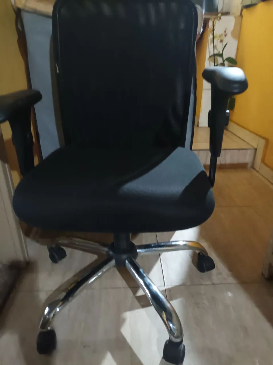Cadeira executiva escritório preta base cromada - Foto 5