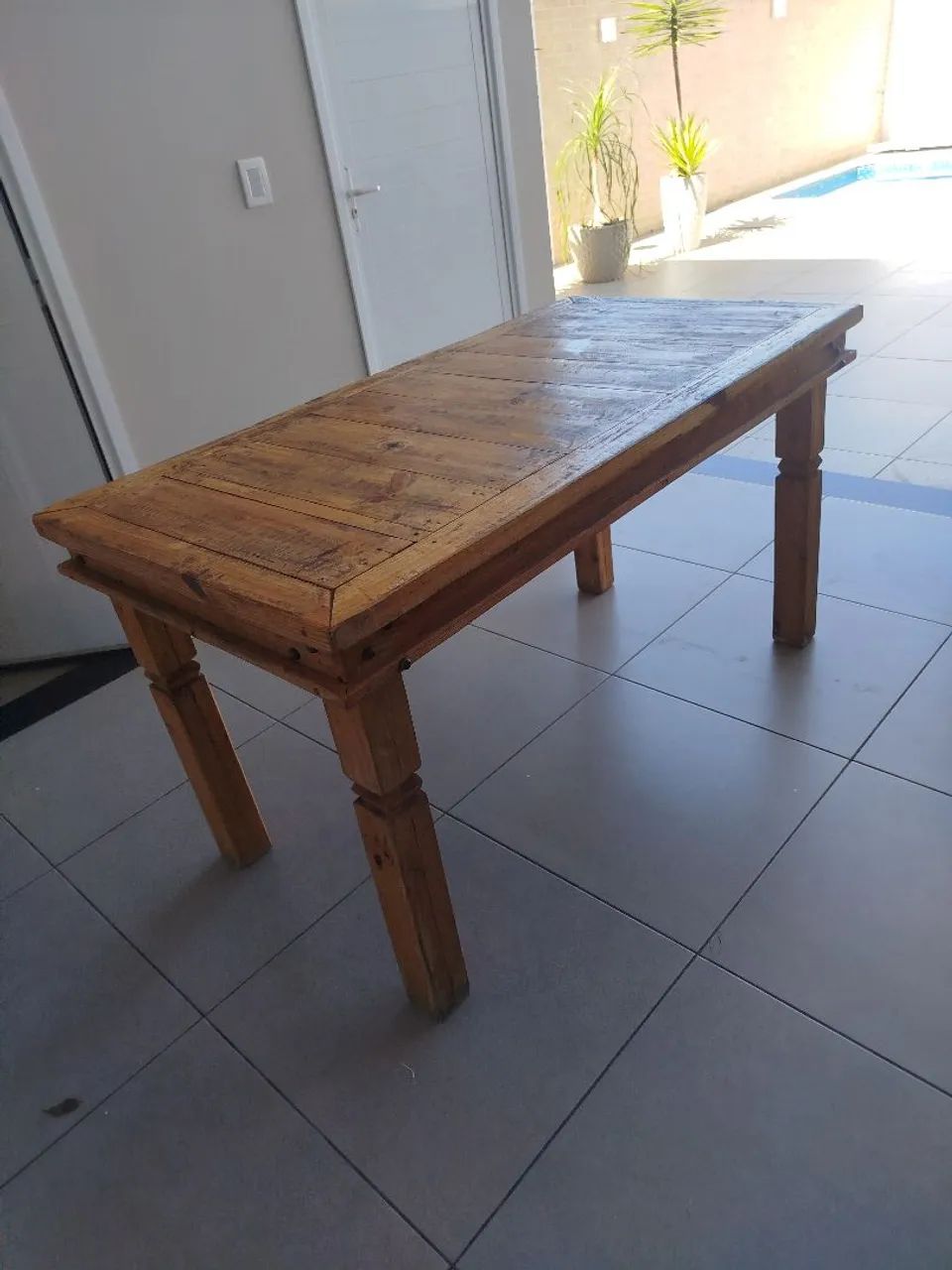 Mesa de madeira rústica 