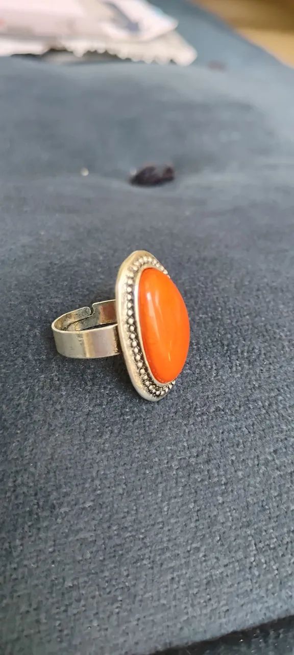 Anel ajustável com pedra laranja