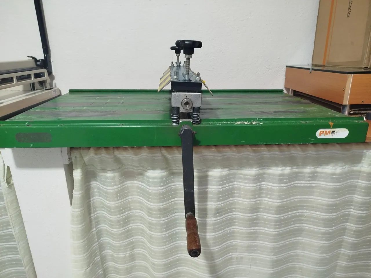 Vendo Máquina de Corte e Vinco, manual, 50cm em bom estado de conservação e funcionamento - Foto 4