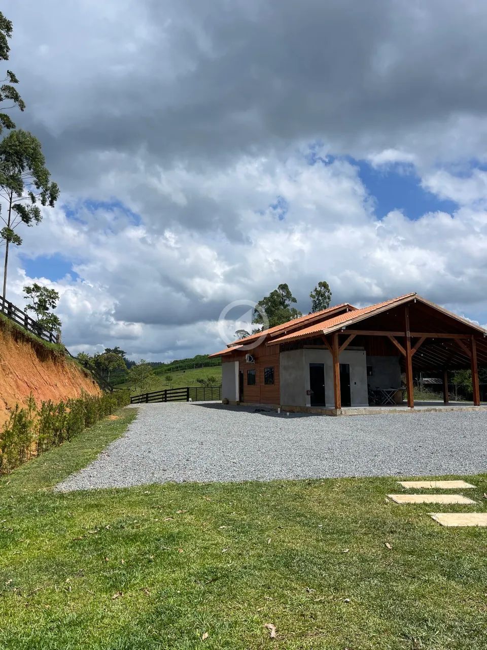 Linda chácara com lagoa com casa Mobiliada! - Foto 5