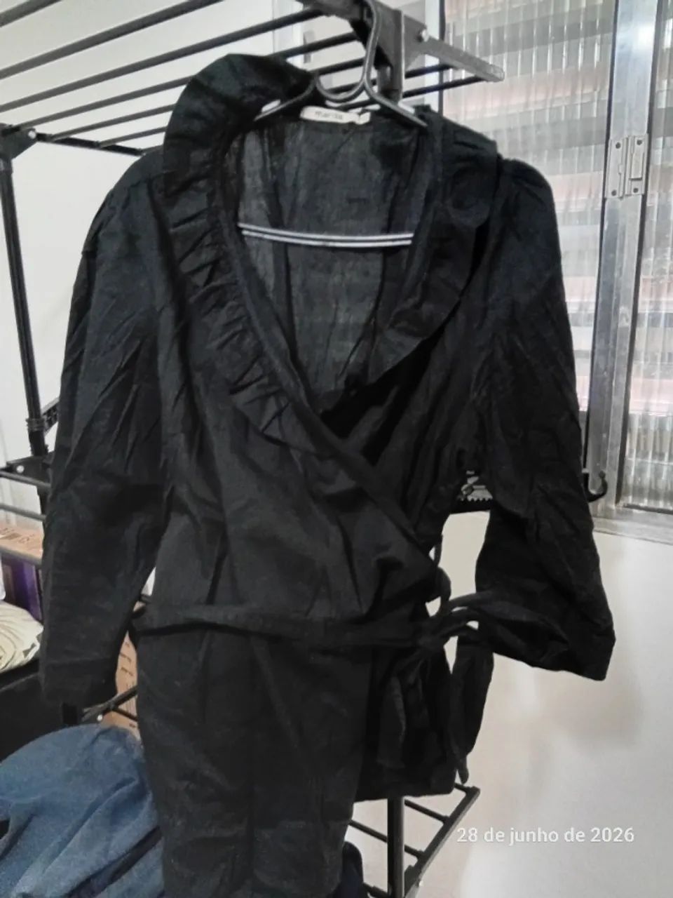 Blusa preta transpassada  - Foto 4