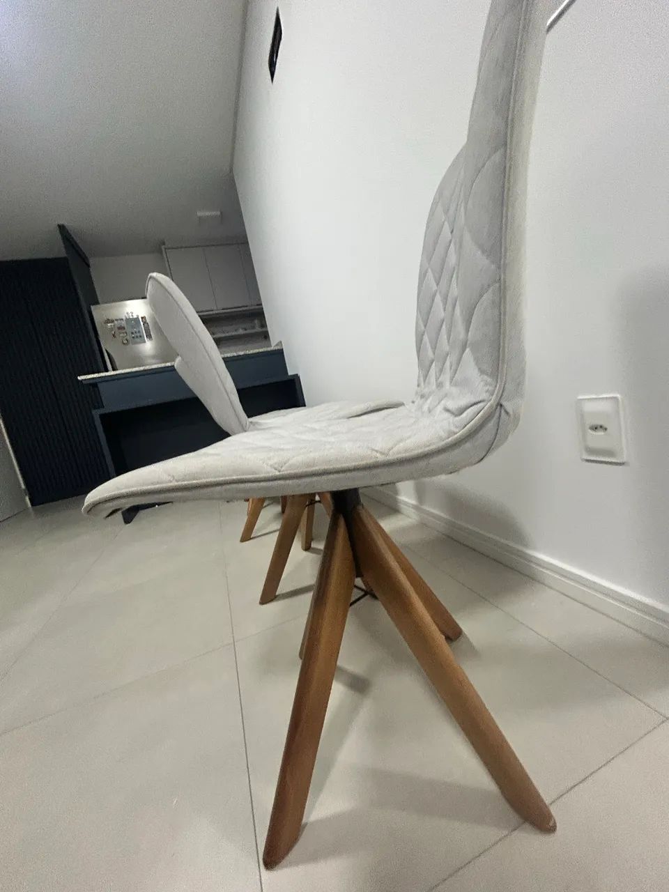 Vendo 4 cadeiras de  jantar giratórias  - Foto 3