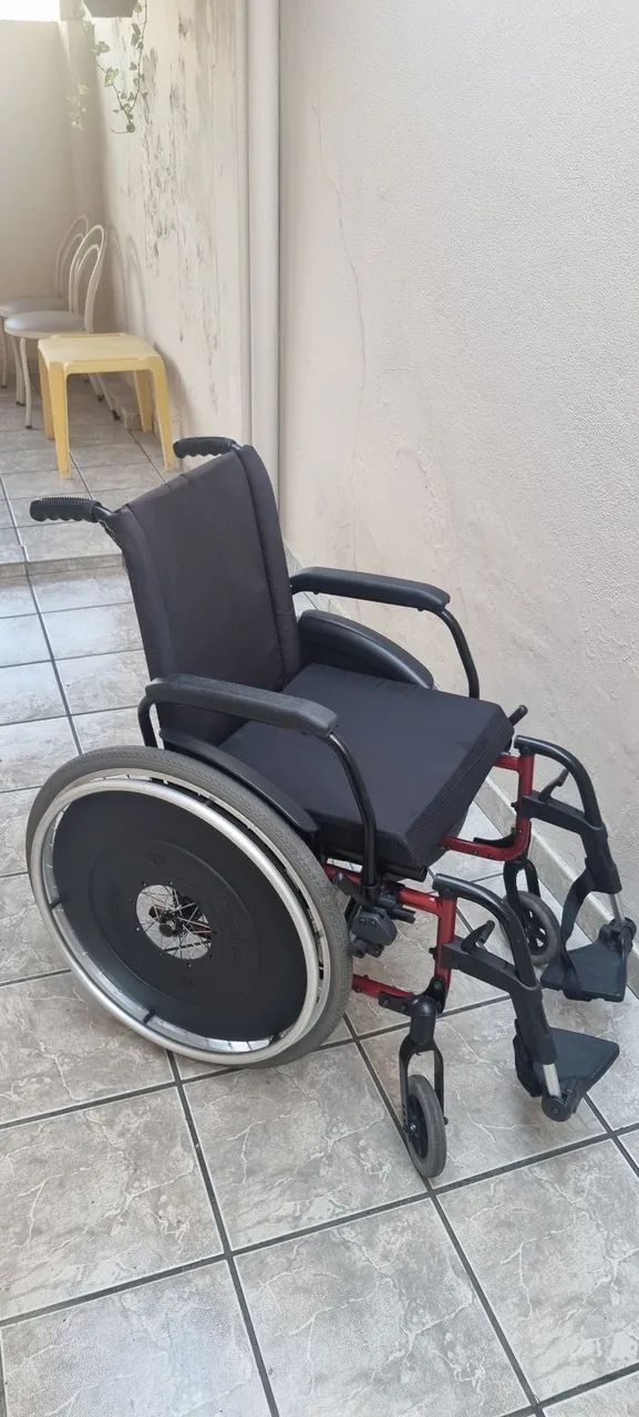 CADEIRA DE RODAS SEMI NOVA