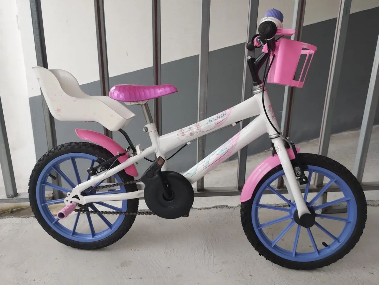 Bicicleta semi nova aro 16 com cadeirinha de boneca.   - Foto 3