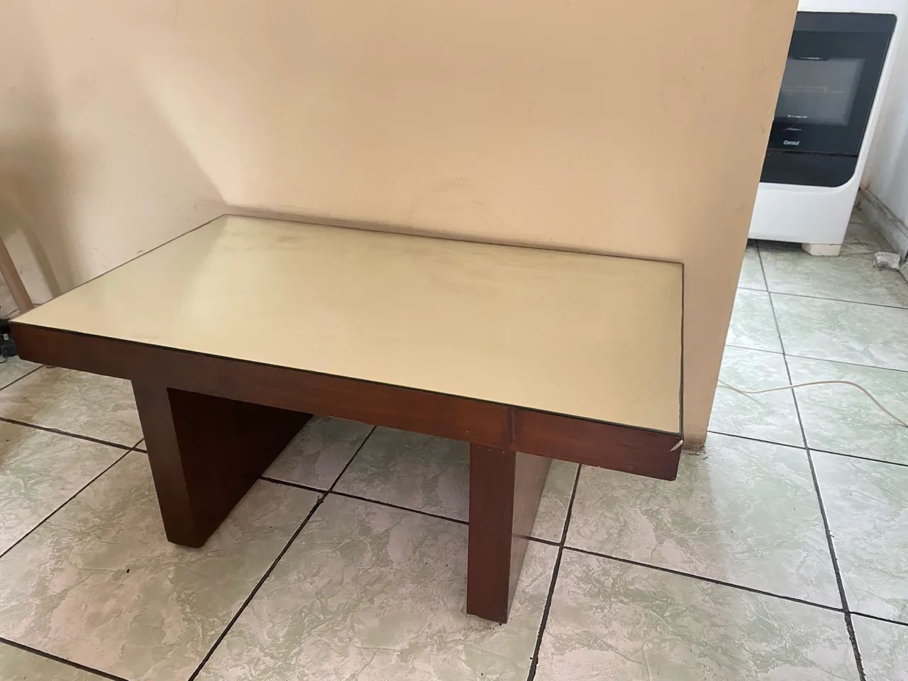 Mesa de centro de madeira com tampo espelhado - Foto 2