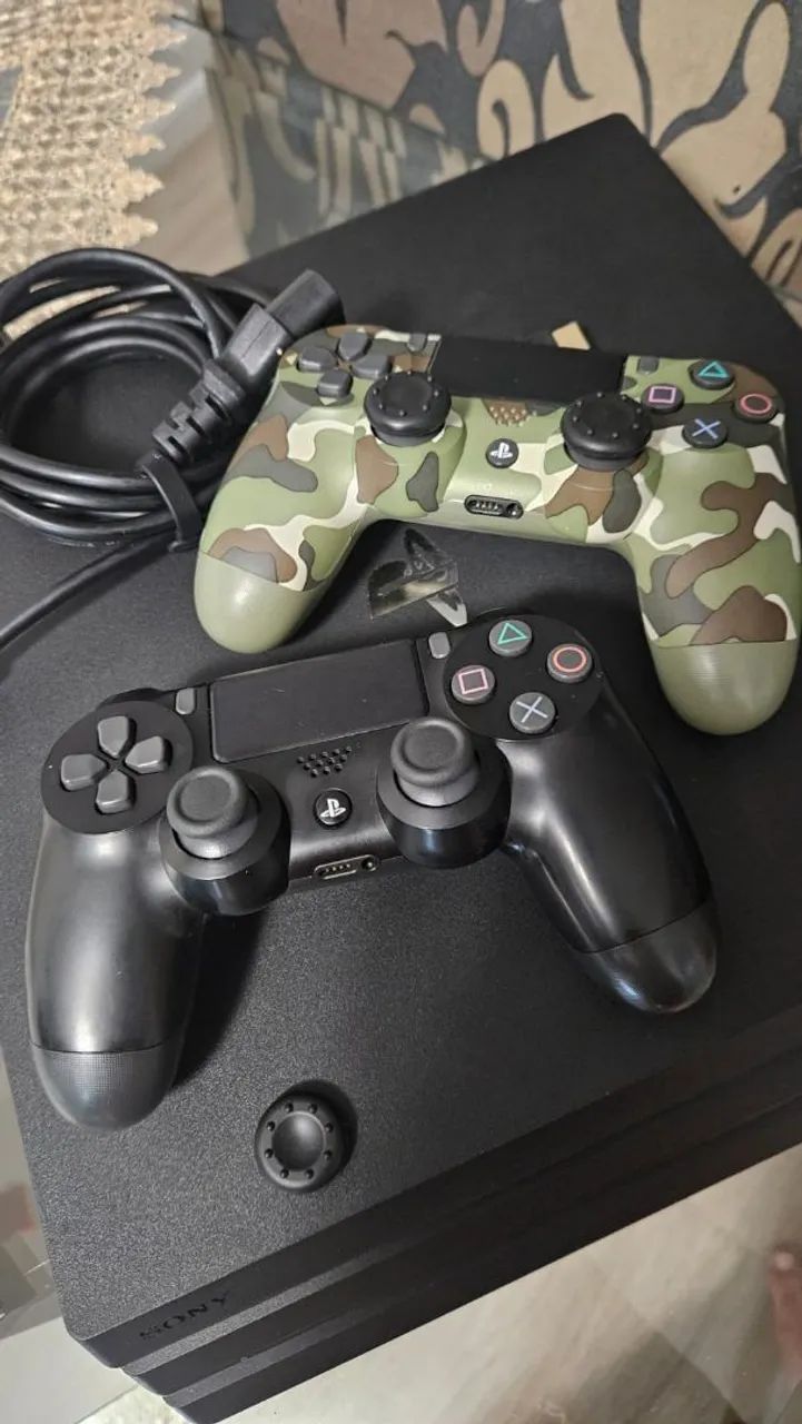 Sony PlayStation Pro 1TB Standard cor preto  - Foto 2