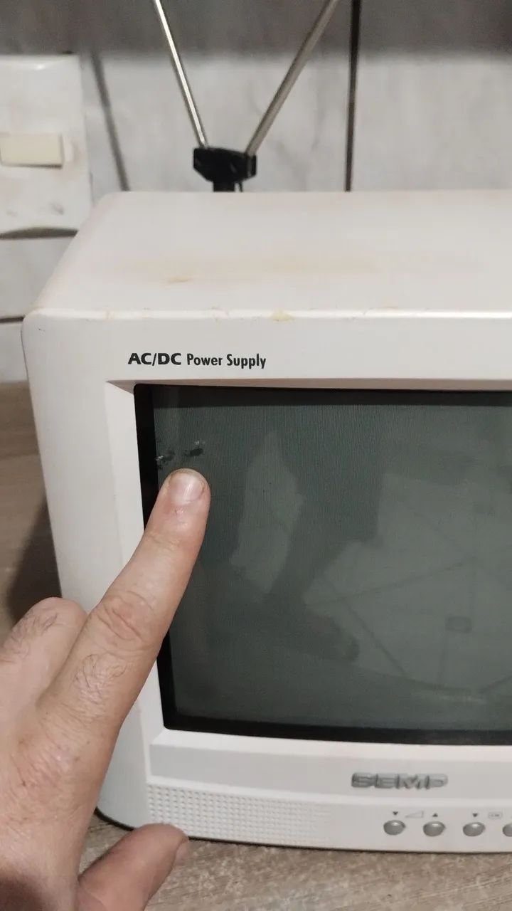 Tv de tubo Semp 10 polegadas com Rádio Fm. - Foto 3