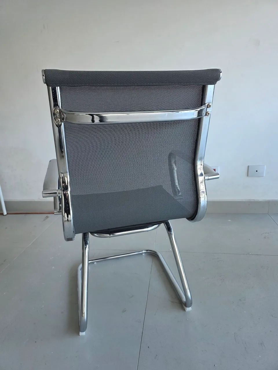 3x Cadeira Base Fixa Tela Mesh Cromada R$ 190,00 cada - Foto 3