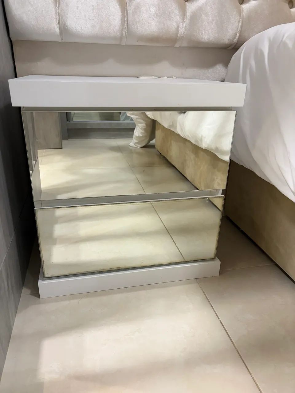 Criado mudo e armário 